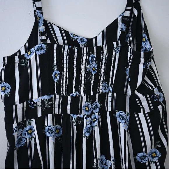 Torrid Size 2 Black, White & Blue Floral Striped Cropped Jumpsuit Women - Picture 10 of 12